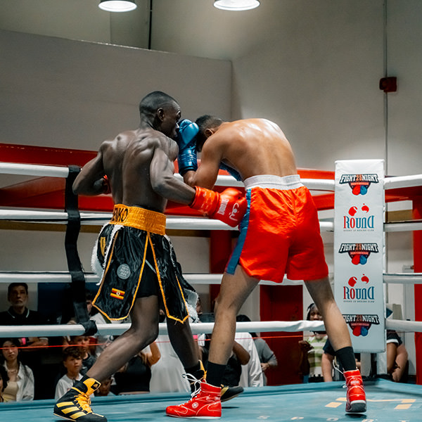 Элитные бойцы сражаются на нашем ринге в Дубае, обмениваясь мощными ударами, а восторженная публика подогревает напряженность поединка.